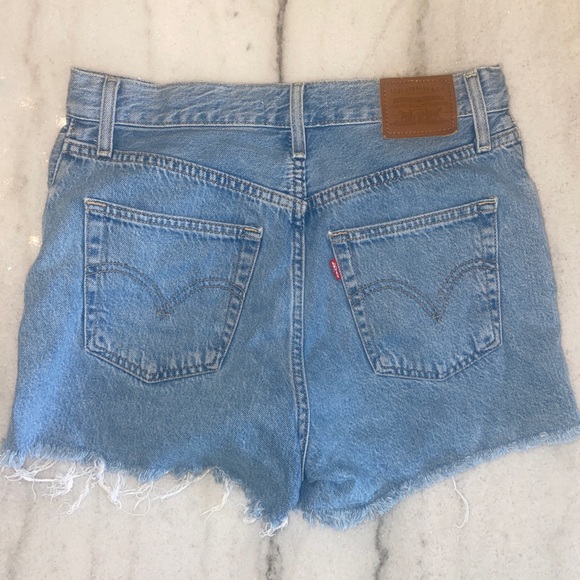 Levi’s Ribcage Shorts - Picture 3 of 5